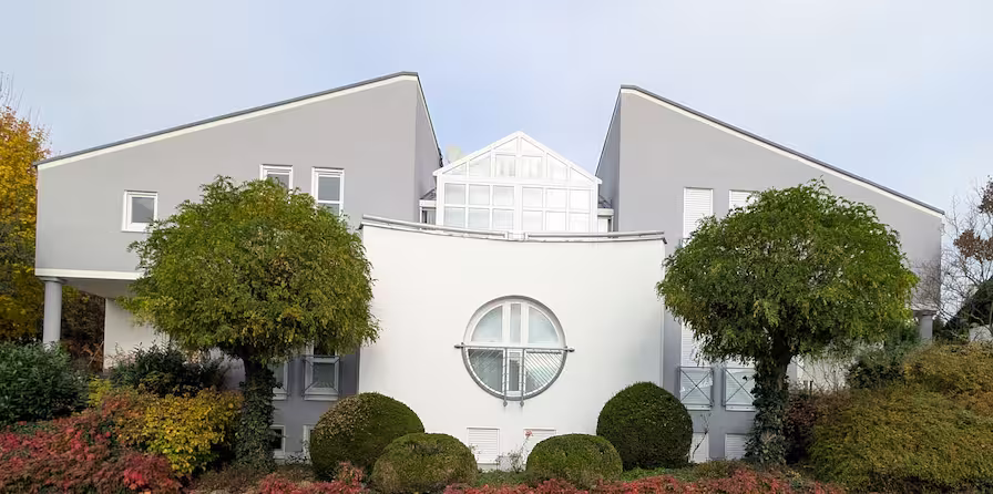 Light villa façade with clearly defined grey elements